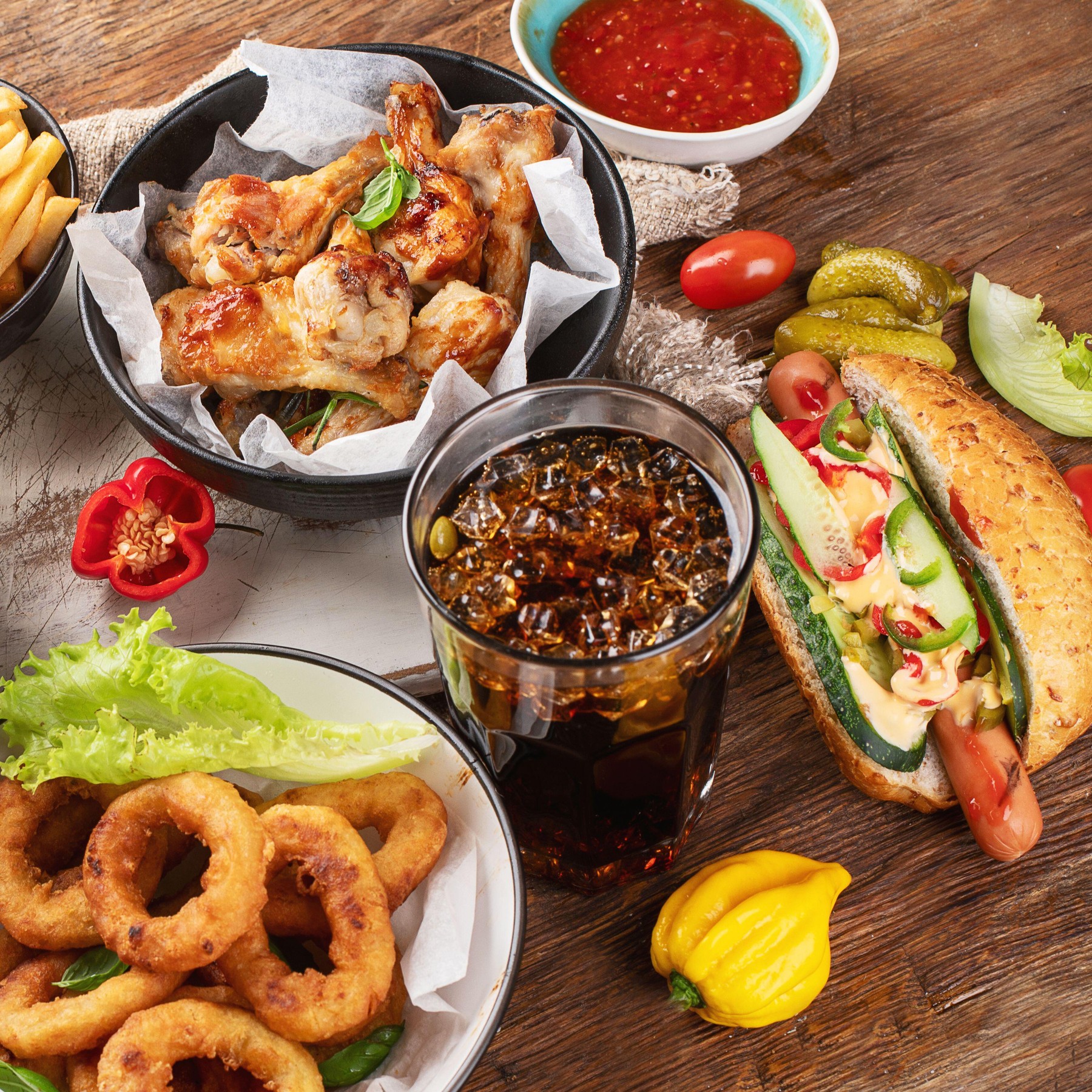 Noile recomandări nutriționale din SUA: un consum mai mare de proteine și mai puține alimente procesate. Ce spun experții