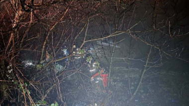 masina cazuta in rau