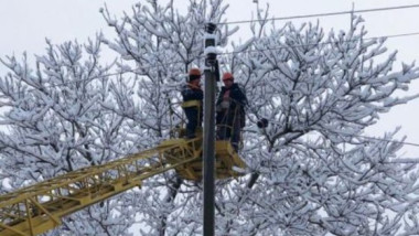 electricieni pe stilp intervin la cabluri electrice