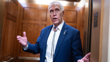 senatorul thom tillis in lift
