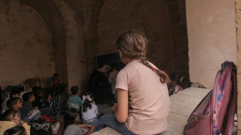 Copiii din Gaza se întorc la școală după doi ani de război, în săli de clasă improvizate, unde se predau doar patru materii