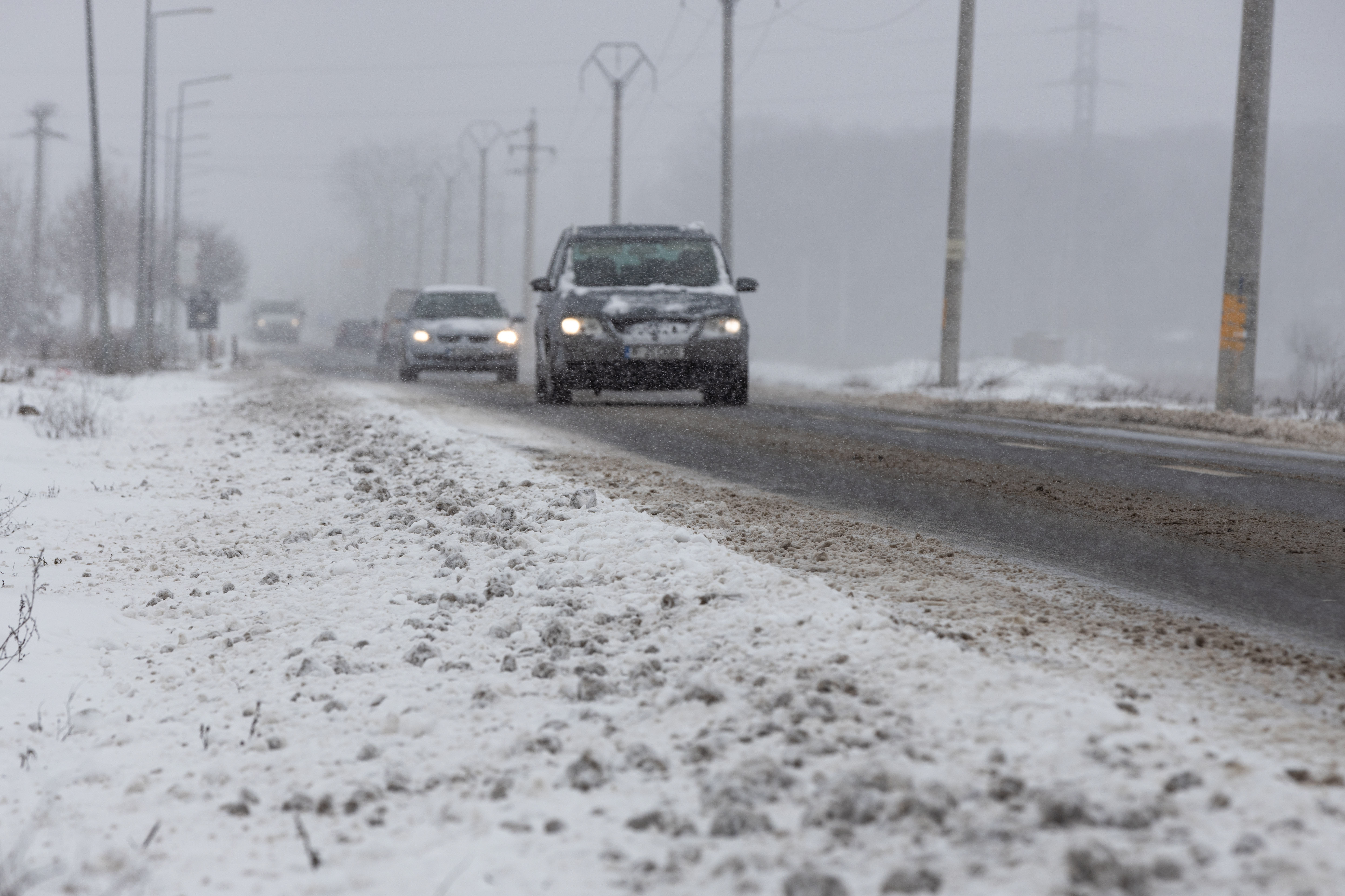 Se circulă în condiţii de iarnă pe mai multe drumuri din ţară: sunt restricții în trei județe. Unde sunt anunțate ninsori