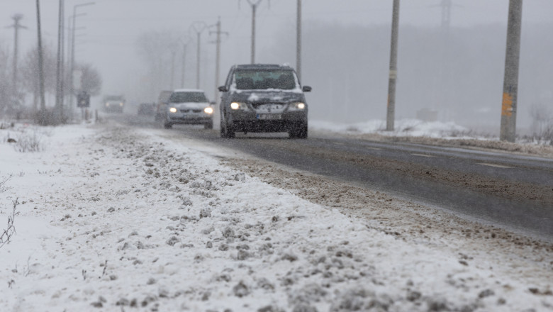 Se circulă în condiţii de iarnă pe mai multe drumuri din ţară: sunt restricții în trei județe. Unde sunt anunțate ninsori