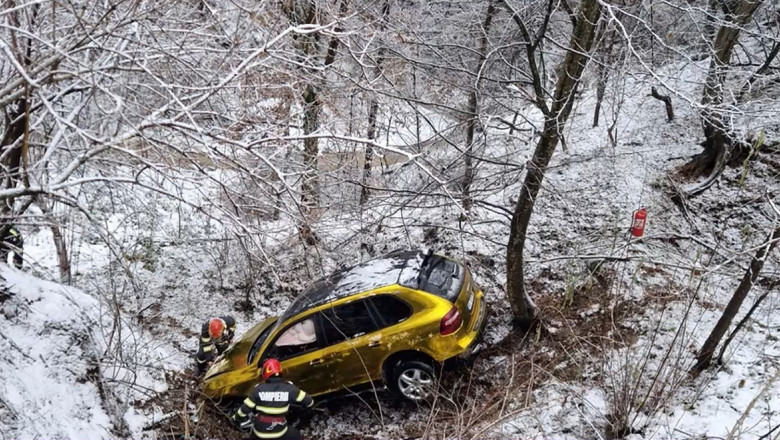 VIDEO Accident grav în Argeș: o mașină a căzut într-o râpă. Trei oameni au fost răniți