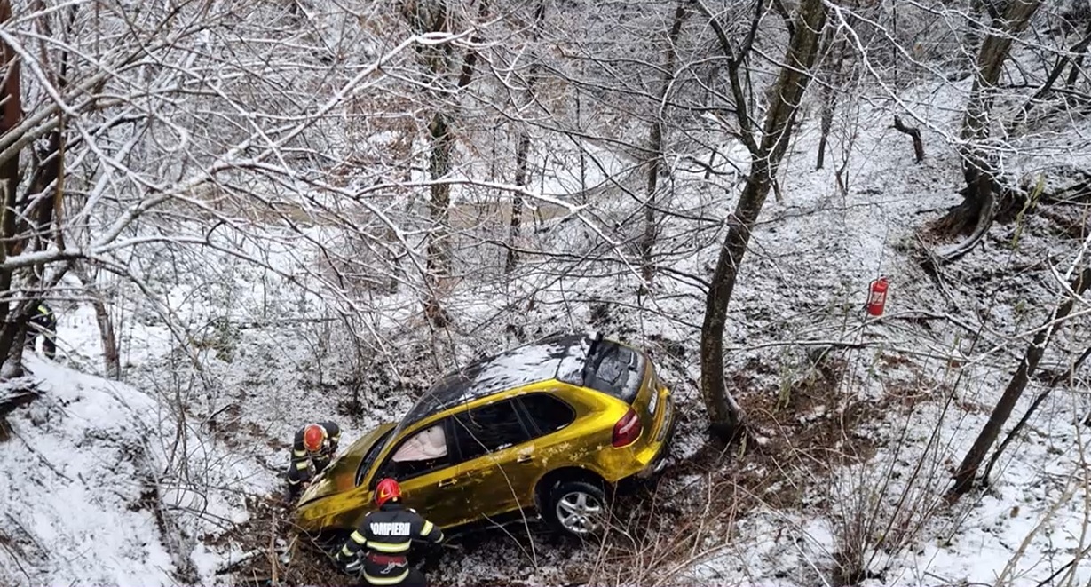 VIDEO Accident grav în Argeș: o mașină a căzut într-o râpă. Trei oameni au fost răniți