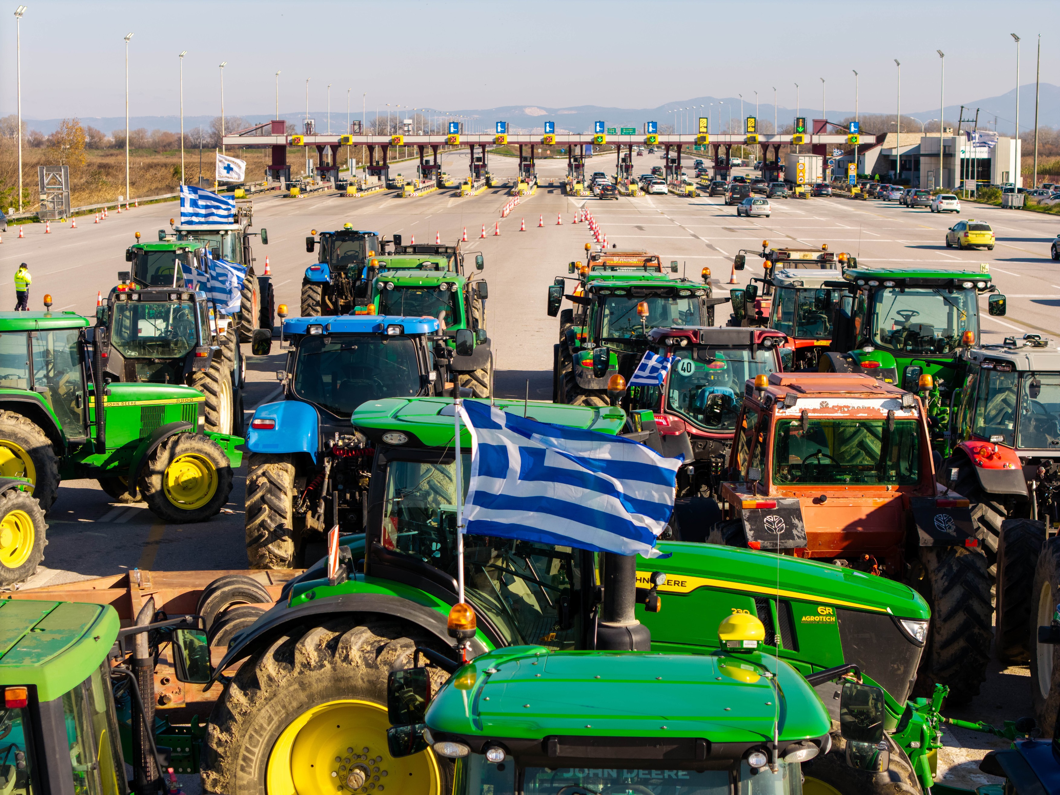 Negocieri blocate în Grecia. Fermierii amenință cu extinderea protestelor pe autostrăzi