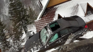 masina blocata intre acostament si acoperisul unei pensiuni