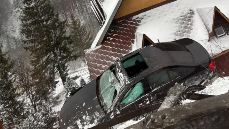 VIDEO  Accident spectaculos la Predeal: O maşină a ieşit de pe drum şi a rămas blocată pe acoperişul unei pensiuni