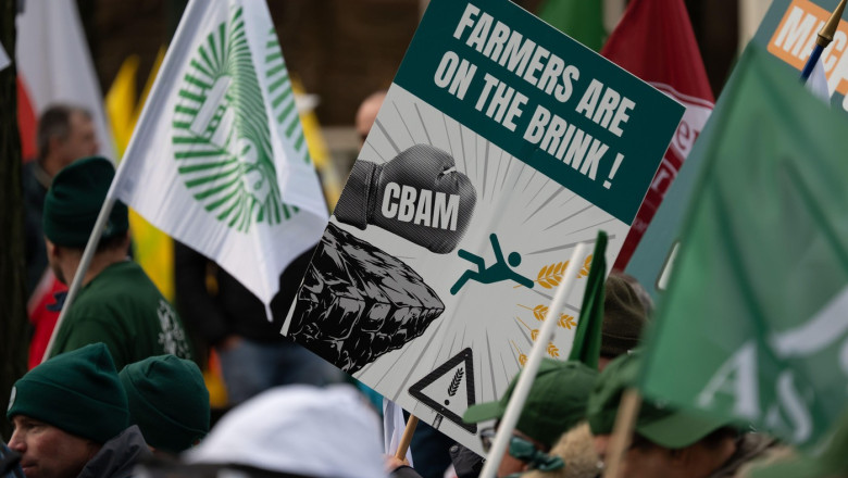 Agricultorii belgieni protestează cu cartofi prăjiţi în faţa Parlamentului European