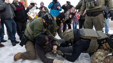 agenți ICE în Minneapolis se luptă cu protestatarii