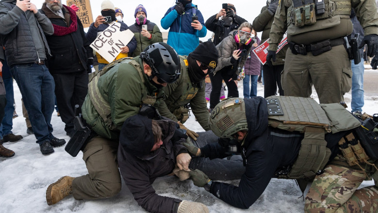 Statul Minnesota dă în judecată administrația Trump după raidurile ICE: „Nu puteţi târî femei însărcinate prin zăpadă”