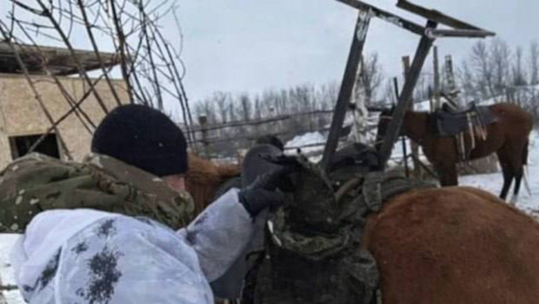 VIDEO  Calul cu internet prin satelit, „arma” improvizată a soldatului rus pe frontul ucrainean. „Acesta este designul, funcționează”