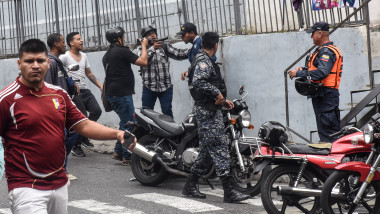 Opposition Lawmakers And Press Attacked by Government Supporters Outside of National Congress