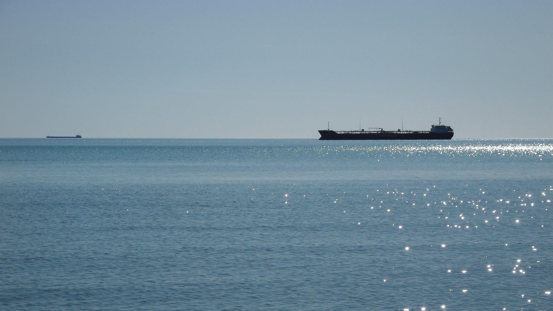 Petroliere din „flota fantomă” a Rusiei, sub sancțiuni americane, surprinse în Canalul Mânecii