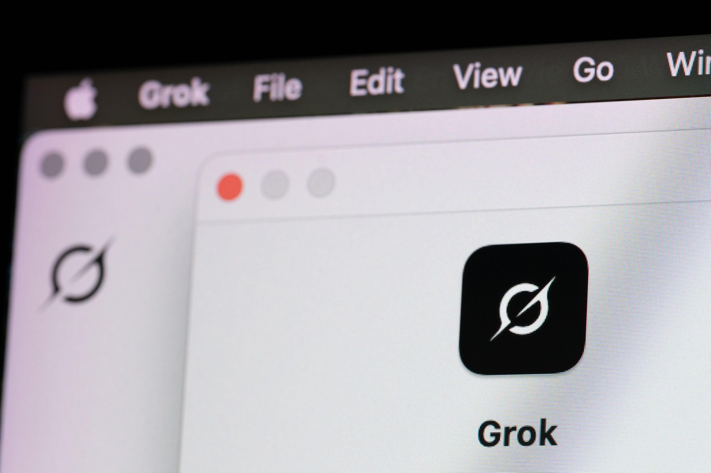 Grok limitează generatorul de imagini după scandalul deepfake-urilor sexualizate cu femei și minori