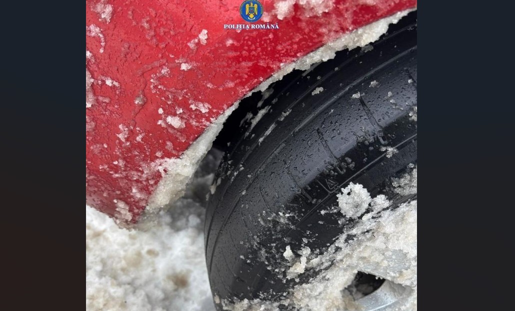 Ce amendă a primit o şoferiţă din Alba, prinsă pe autostrada acoperită de zăpadă cu o mașină cu anvelope de vară