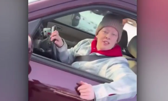 Femeia din Minneapolis, filmată cu câteva secunde înainte de a fi ucisă de un agent ICE. Care au fost ultimele ei cuvinte