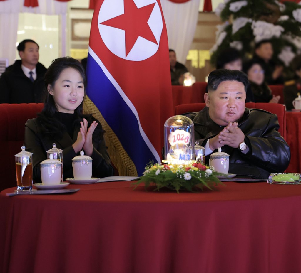Fiica lui Kim Jong Un, fotografiată alături de tatăl său la festivităţile de Anul Nou. Imaginile publicate de presa nord-coreeană
