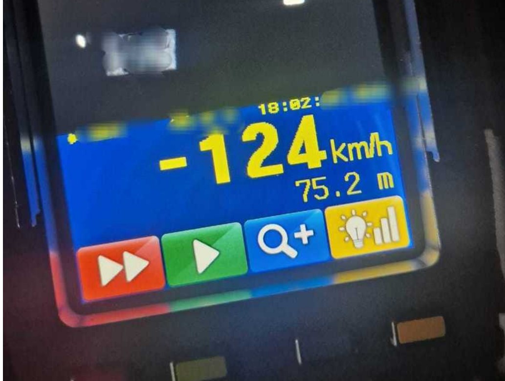 Șofer prins de radar cu 124 km/h, pe DN 1C, unde limita legală este de 50 km/h. Ce sancțiune a primit