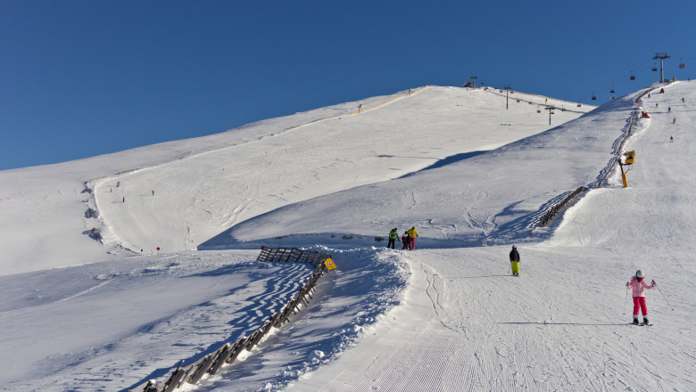 Utilaje şi toalete nefuncţionale pe pârtiile din Sinaia din cauza temperaturilor care au scăzut la minus 25 de grade Celsius