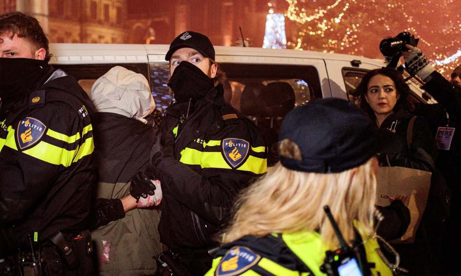 Poliţia olandeză s-a confruntat cu violenţe „fără precedent” de Anul Nou. Agenții, atacați cu sticle incendiare, petarde și artificii