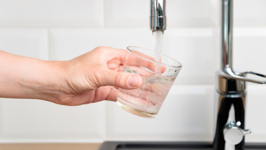 apa la chiuveta shutterstock