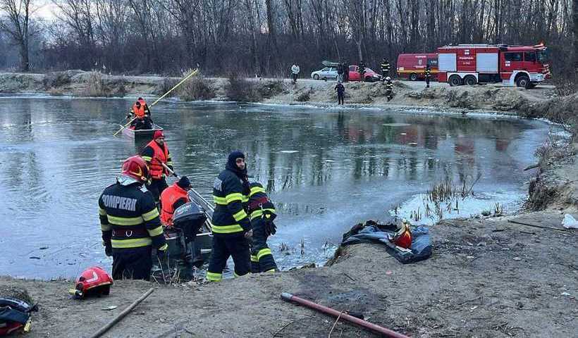 Două persoane au căzut în râul Olt, pompierii au intervenit de urgență cu bărci și autospeciale