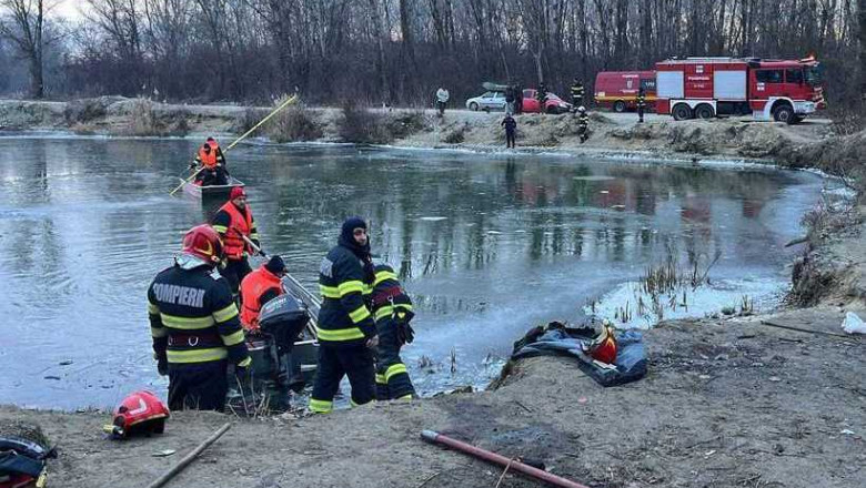 Două persoane au căzut în râul Olt, pompierii au intervenit de urgență cu bărci și autospeciale