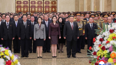 kim jong un cu sotia si si fiica lor Ju Ae, si oficiali, la mausoleu