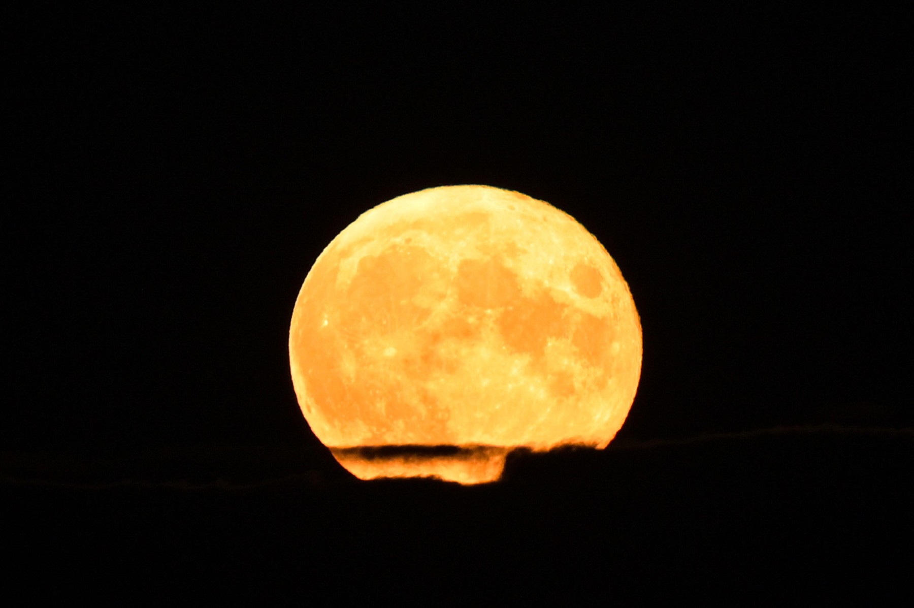 „Superluna Lupului”, spectacol pe cer. Cum poate fi văzută Luna plină alături de Jupiter în acest weekend