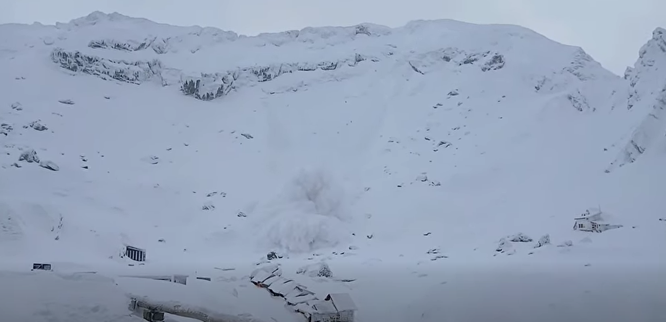 Avalanșă de mari dimensiuni în Munții Făgăraș, declanșată de doi schiori în zona Bâlea Lac. Recomandările Salvamont