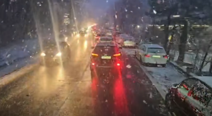 Trafic rutier foarte aglomerat pe Valea Oltului (DN 7), unde ninge puternic