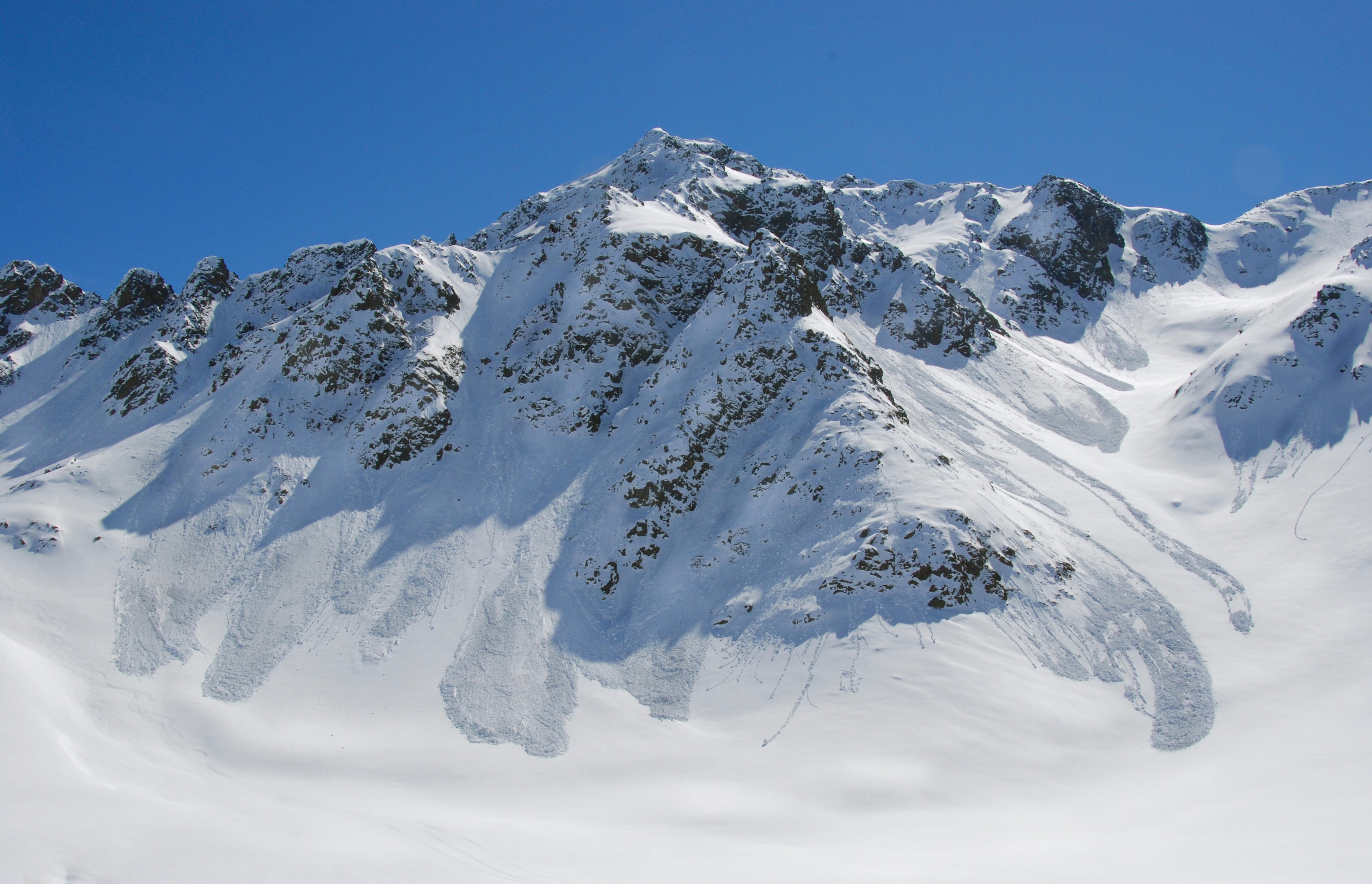 Trei oameni au murit şi mai mulți au fost răniți în urma mai multor avalanşe produse în Italia