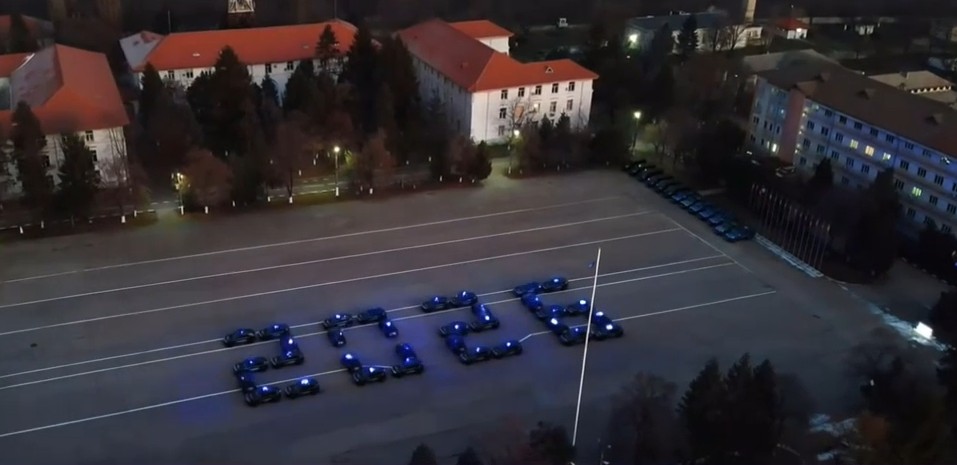 Imagini spectaculoase cu mașini: Modul inedit prin care Ministerul Afacerilor Interne și Jandarmeria Română au urat „La mulți ani!”