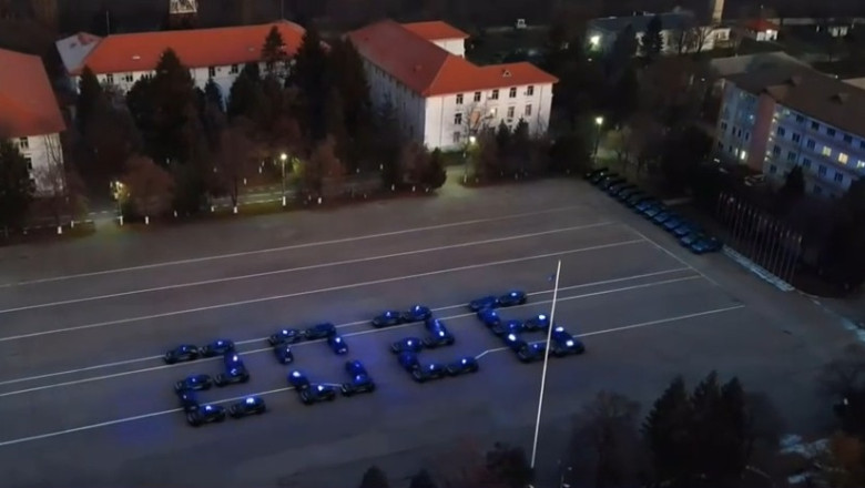 VIDEO  Imagini spectaculoase cu mașini: Modul inedit prin care Ministerul Afacerilor Interne și Jandarmeria Română au urat „La mulți ani!”