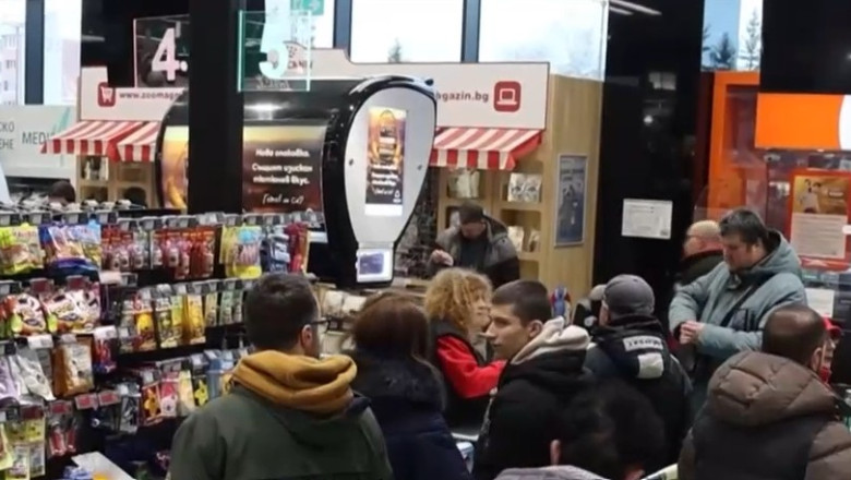 Haos în Bulgaria după trecerea la euro. Oamenii s-au trezit că, deși vor să plătească în euro, sunt refuzați de comercianți