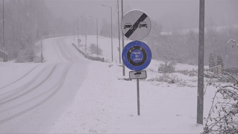 Vreme extremă în România: drumuri blocate de zăpadă, copaci prăbușiți și avalanșe pe munte. Zeci de intervenții Salvamont