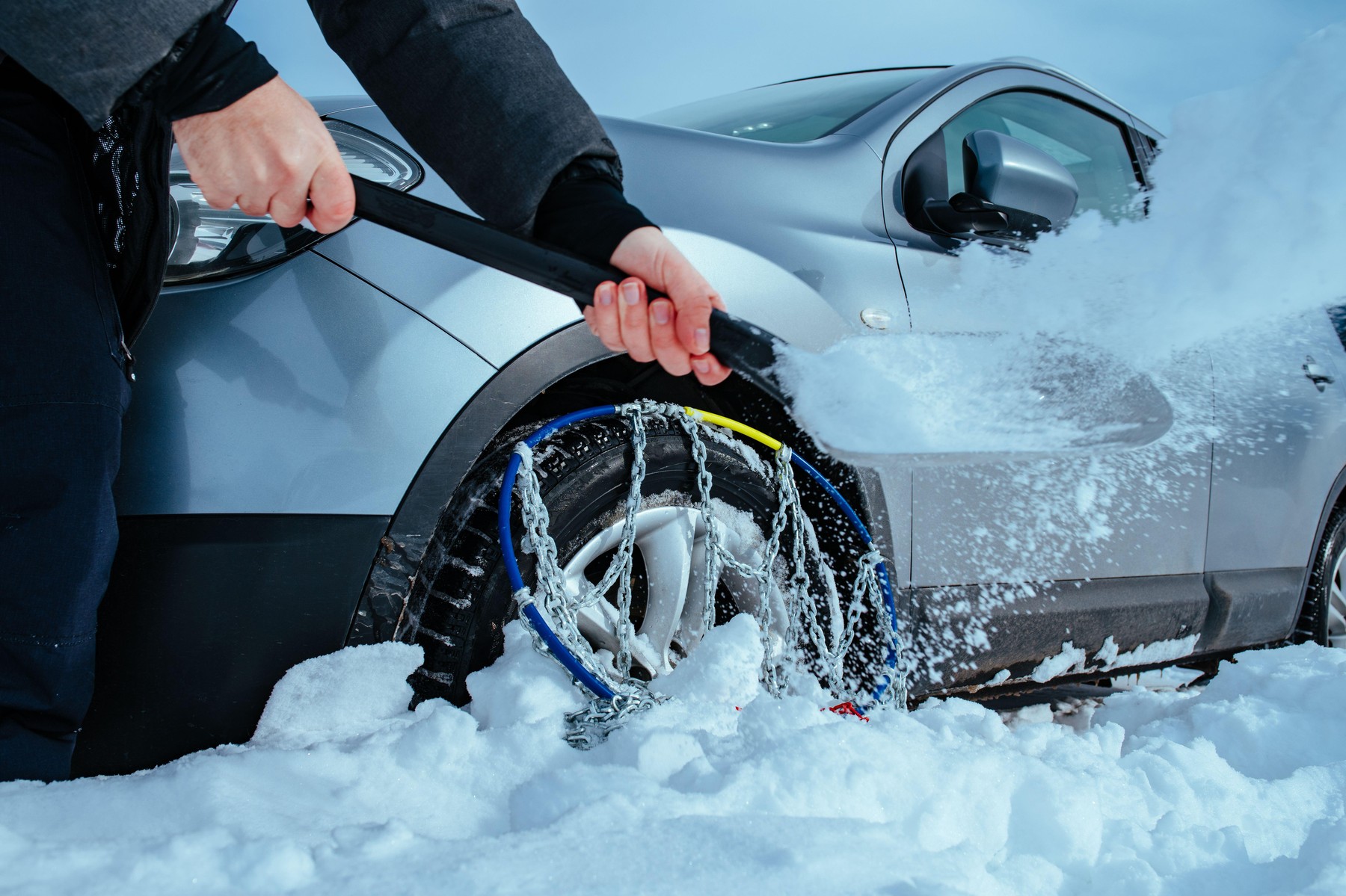 Cod galben de viscol și vânt puternic în 16 județe. Meteorologii anunță ninsori abundente, ploi și polei