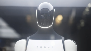 robotul Optimus de la Tesla