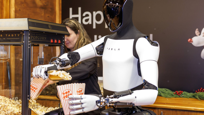 robotul Optimus vinde popcorn
