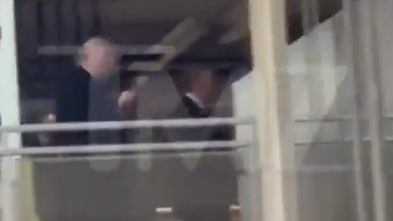 VIDEO  Donald Trump, filmat când arată degetul mijlociu unui protestatar, la o fabrică în Detroit