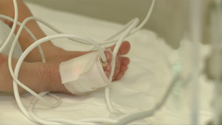 VIDEO  Bebeluș mort la o clinică din Craiova. Mărturia tatălui: „Nu știm cauza decesului. Îl resuscitau de o oră și nu ne-a anunțat nimeni”