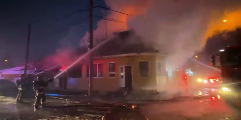 Incendiu puternic la o casă din Sectorul 5 al Capitalei. Două persoane cu arsuri, transportate la spital