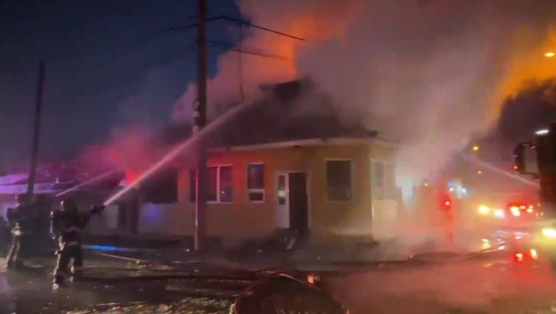 Incendiu puternic la o casă din Sectorul 5 al Capitalei. Două persoane cu arsuri, transportate la spital