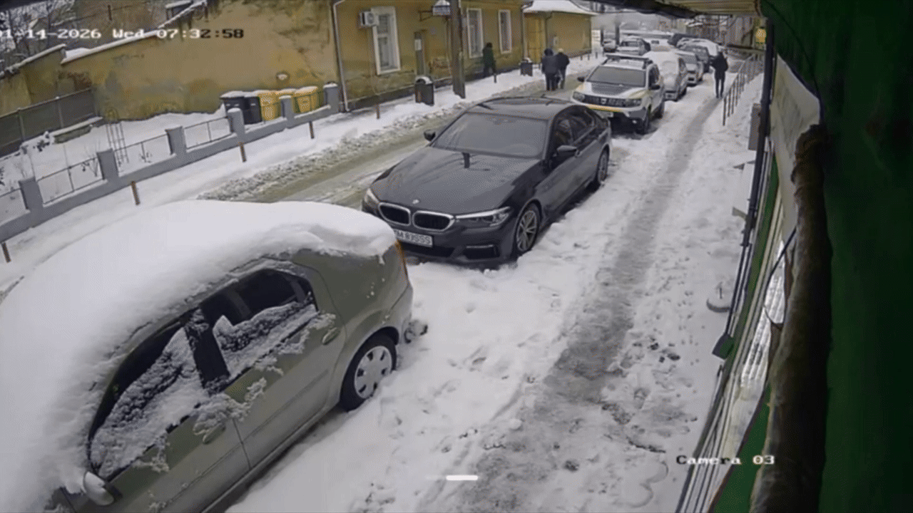 VIDEO EXCLUSIV  Momentul exploziei de la Poliția Rutieră Lugoj, surprins pe camere: trei polițiști au fost răniți