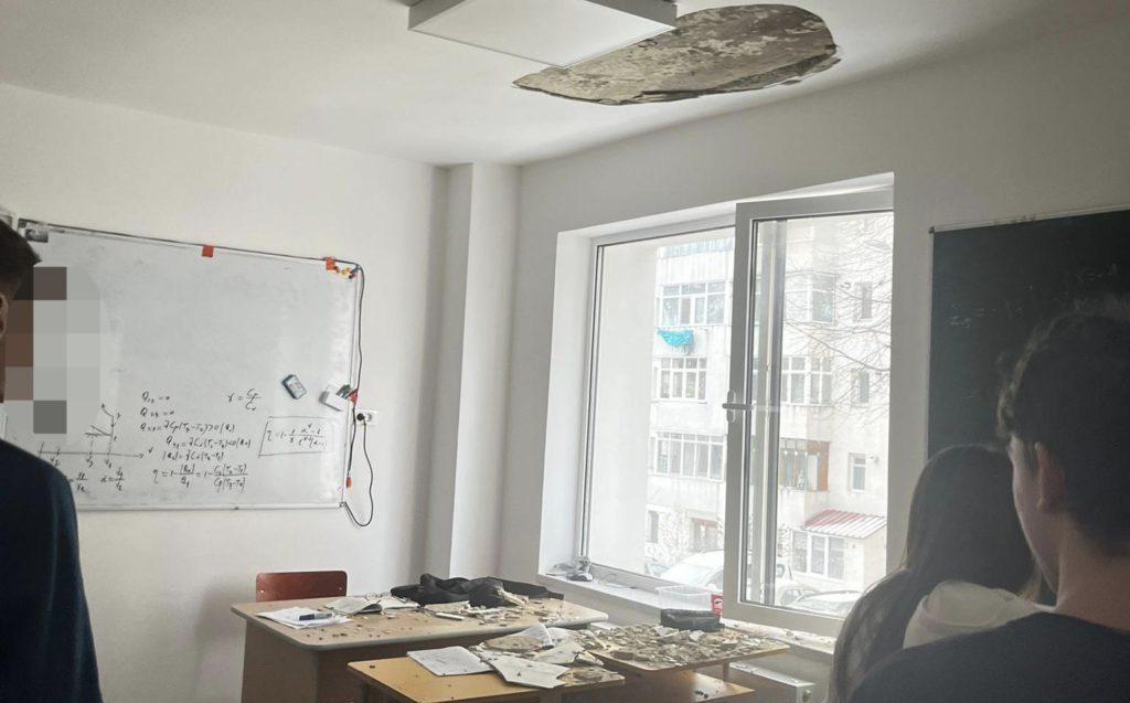 Tavan prăbușit peste elevi la un liceu din Botoșani. Clădirea fusese renovată în 2024 prin PNRR