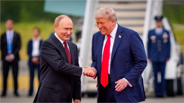 Vladimir Putin dă mâna cu Donald Trump