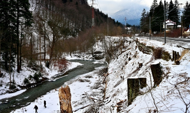 Constructorii centurii ocolitoare Buşteni - Azuga semnalează „posibile riscuri de instabilitate” a terenului adiacent căii ferate