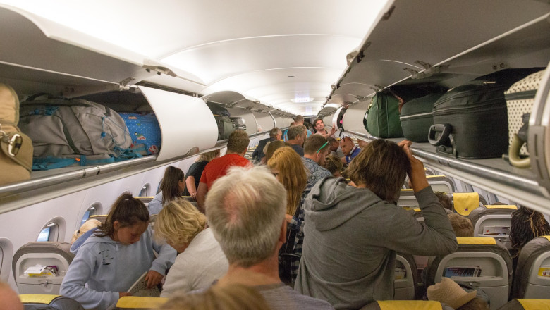 Propunerile Parlamentului European în legătură cu bagajul de mână în avion și despăgubirile pentru întârzieri. O primă decizie, votată
