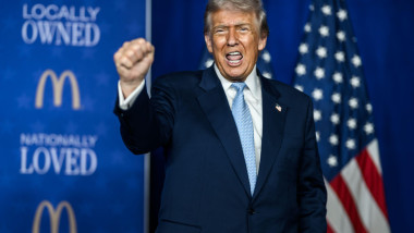 President Donald Trump gestures to the crowd after delivering remarks at the McDonald’s Impact Summit, Monday, November 17, 2025, at the Westin D.C. in Washington, D.C. (Official White House Photo by Daniel Torok)